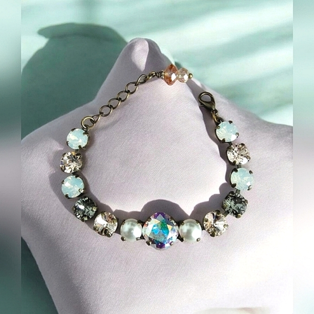 Vintage-Inspired Handmade Crystal & Pearl Bracelet with Antique Brass Setting - Picture 3 of 9
